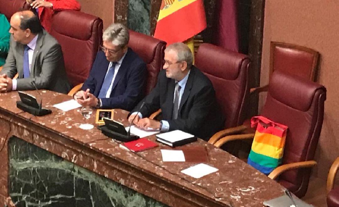 El bolso utilizado por Gloria Alarcón, con la bandera arco iris