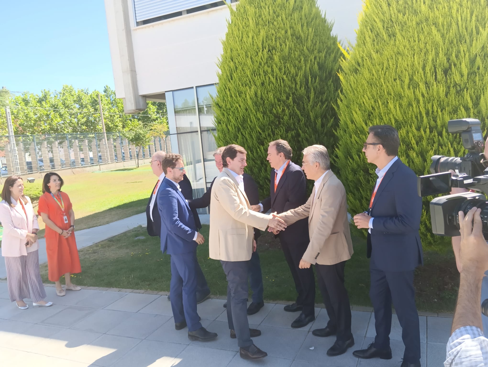 Mañueco saluda al delegado territorial, Roberto Sáiz