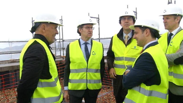 El presidente de la Xunta visitaba la obra junto al arquitecto y otras autoridades.