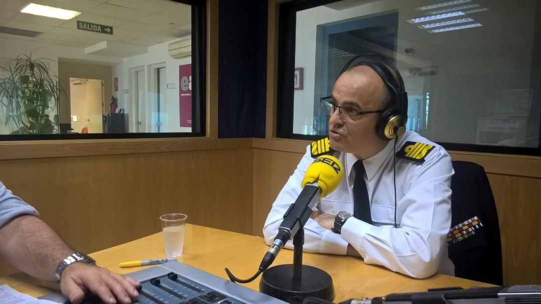 El Almirante de la Flota, Manuel Garat, durante la entrevista en los estudios de Radio Cádiz