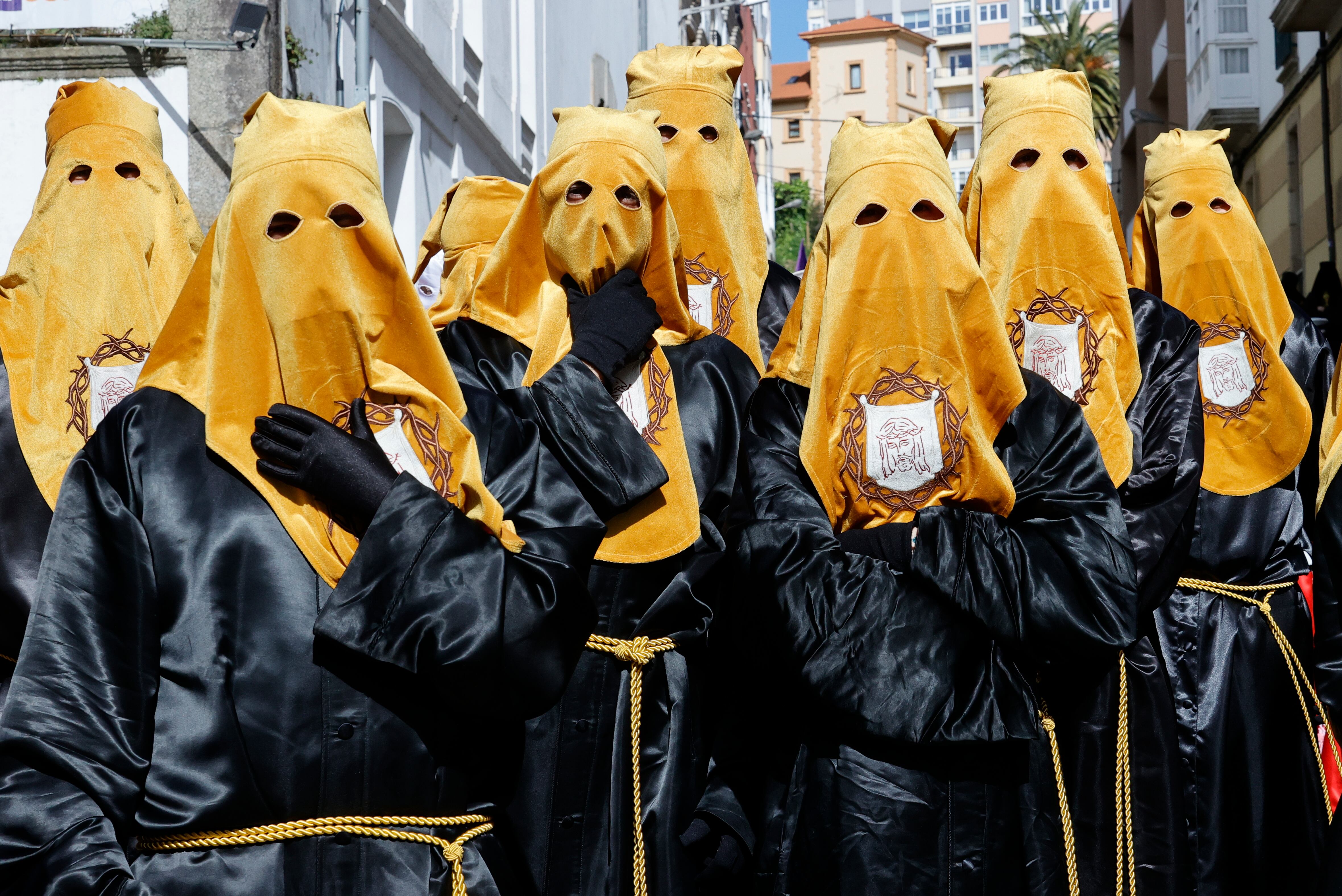 FERROL, 29/03/2024.- El Viernes Santo de Ferrol incluye procesiones desde la mañana hasta la madrugada, donde destacan la del Santo Encuentro, que se celebra en la plaza de Armas de la ciudad y tiene como protagonistas a cuatro pasos con el Jesús Nazareno (1863), San Juan Evangelista, Santa Mujer Verónica (siglo XVIII) y la Virgen de los Dolores (siglo XVIII). EFE/ Kiko Delgado.