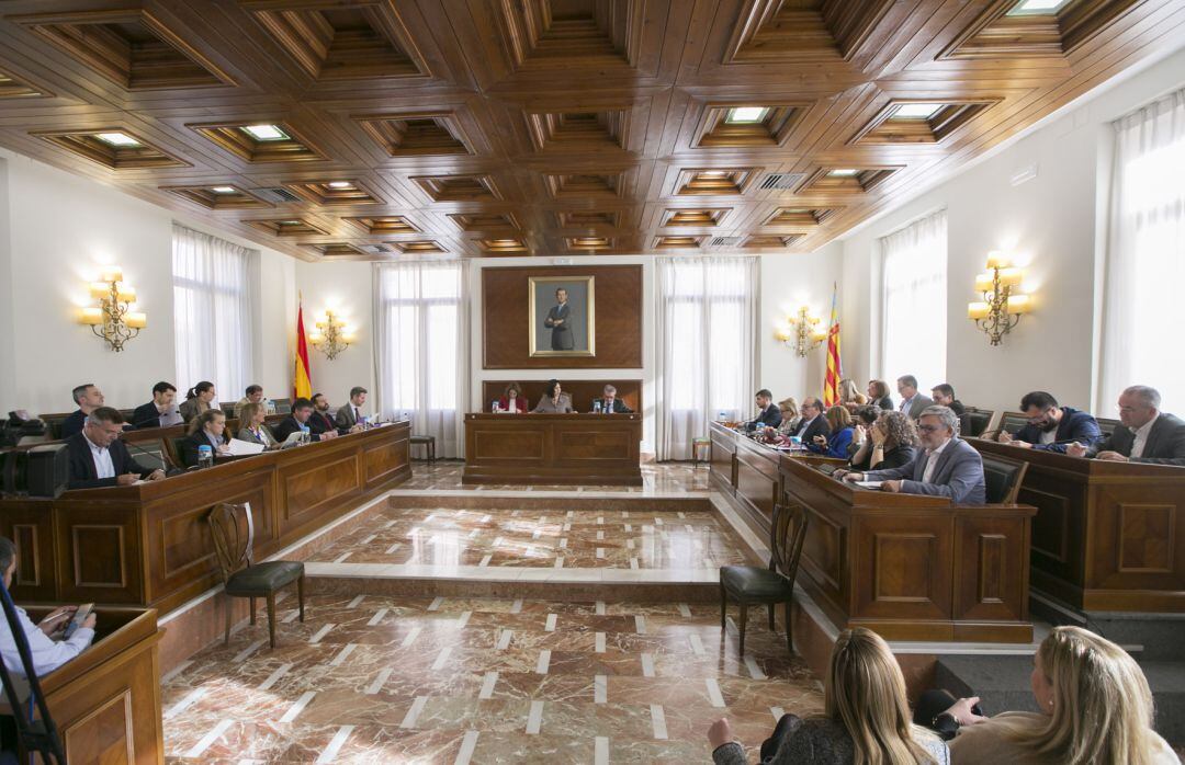 Pleno municipal en Gandia antes de la pandemia 