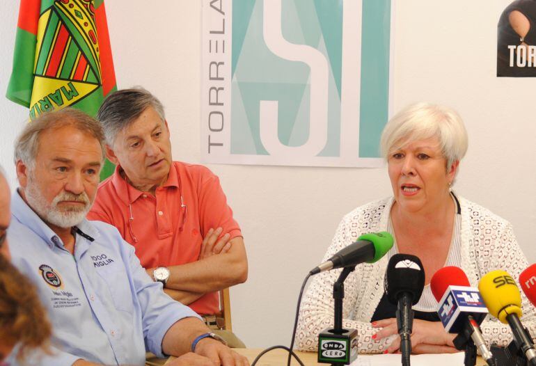 A la izquierda Rufino Sasián, a la derecha Blanca Rosa Gómez Morante, de Torrelavega Sí