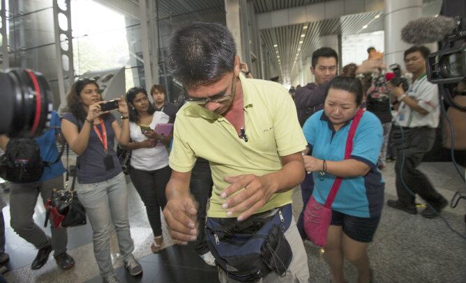 Los familiares de los desaparecidos del vuelo Malaysia Airlines salen desde el Centro de Recepción de Family Friend en el aeropuerto internacional de Kuala Lumpur, Sepang