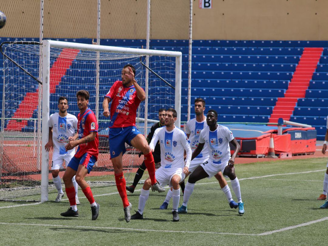 Rosmen saltando para rematar un balón hacia la portería del Buzanada.