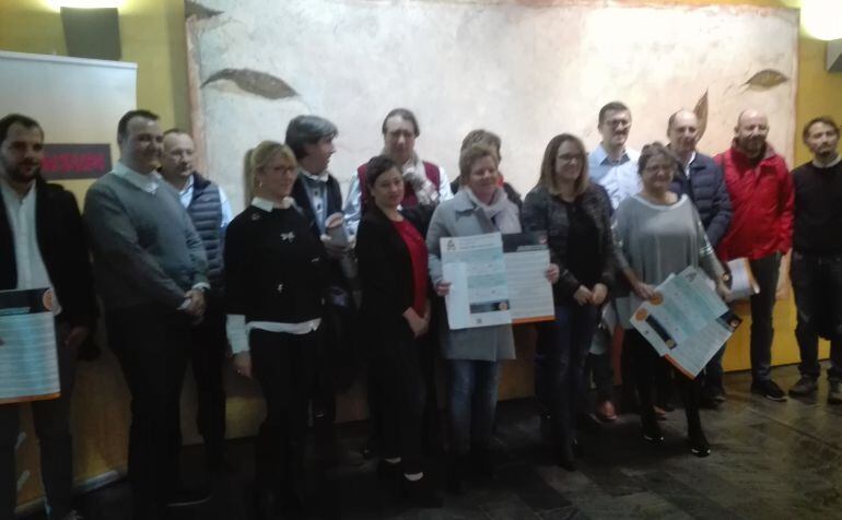 Susana Mora y Francesc Dalmau posaron con los empresarios del sector del alquiler de coches.