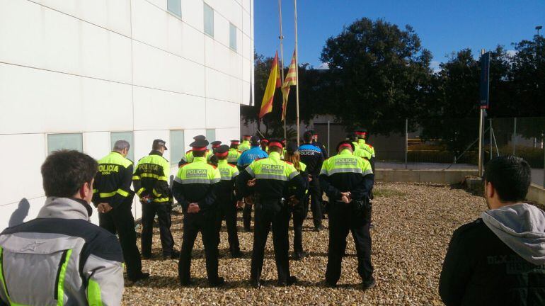 Mossos fent un minut de silenci per la mort d'un company atropellat a Sant Quirze del Vallès