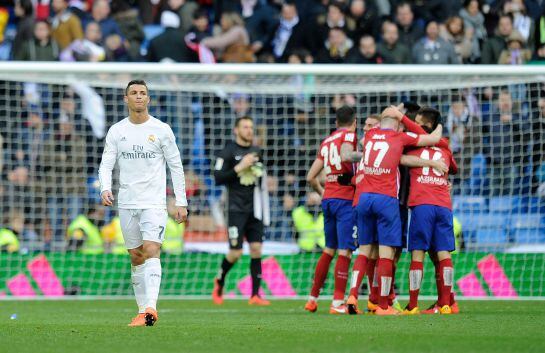 Cristiano, mientras los jugadores del Atlético celebran el gol de Griezmann en el Bernabéu