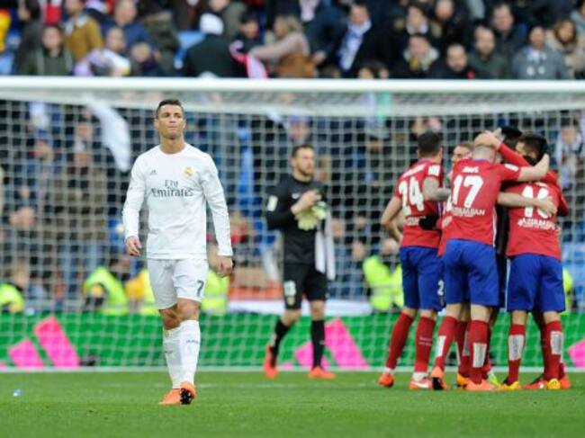 Cristiano, mientras los jugadores del Atlético celebran el gol de Griezmann en el Bernabéu