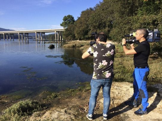 Varios periodistas, en las inmediaciones de la zona muy próxima al puerto de Taragoña (Rianxo), en la provincia de La Coruña, donde ha sido hallado el teléfono móvil de la joven Diana Quer, desaparecida el pasado 22 de agosto.