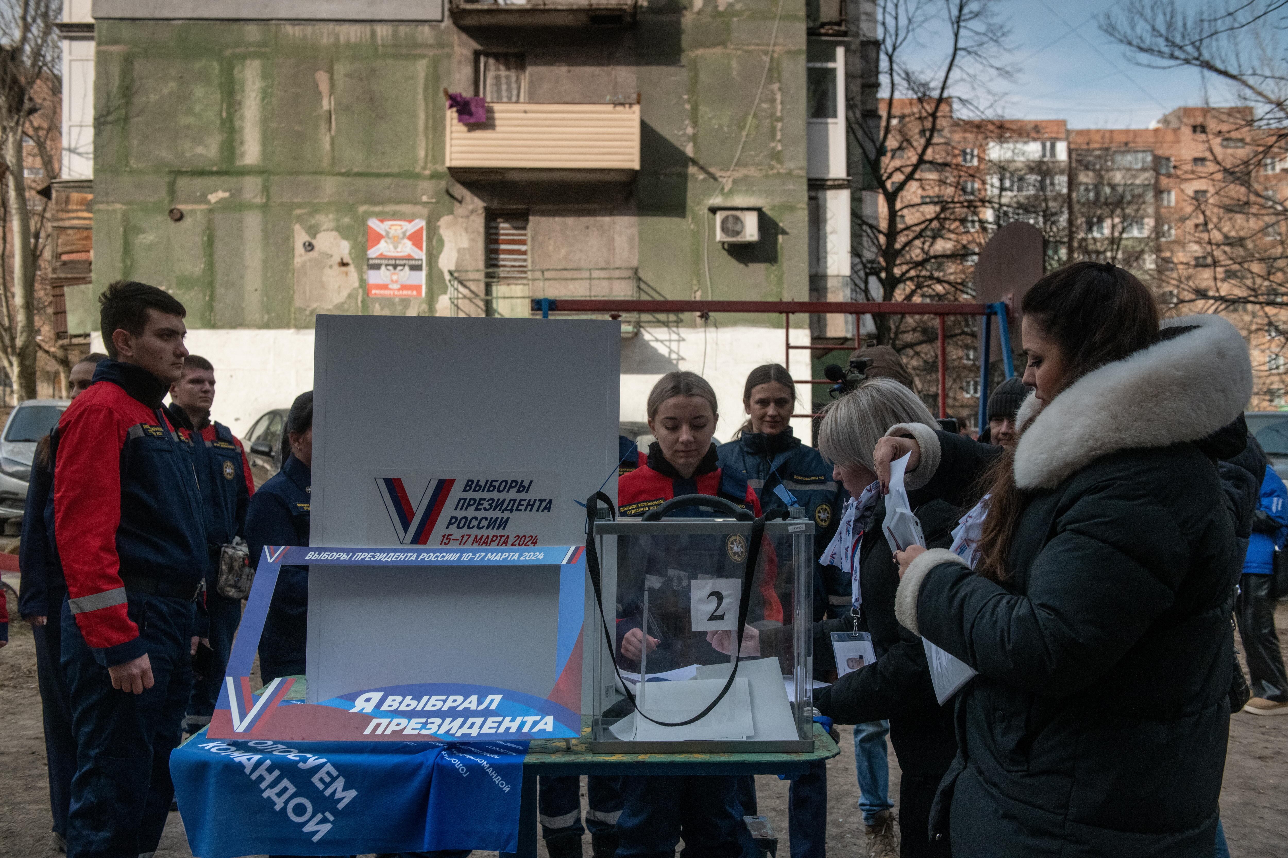 Votantes del Donbas Ucraniano controlado por Rusia, depositan su voto en estas presidenciales en un voto anticipado para los territorios lejanos.