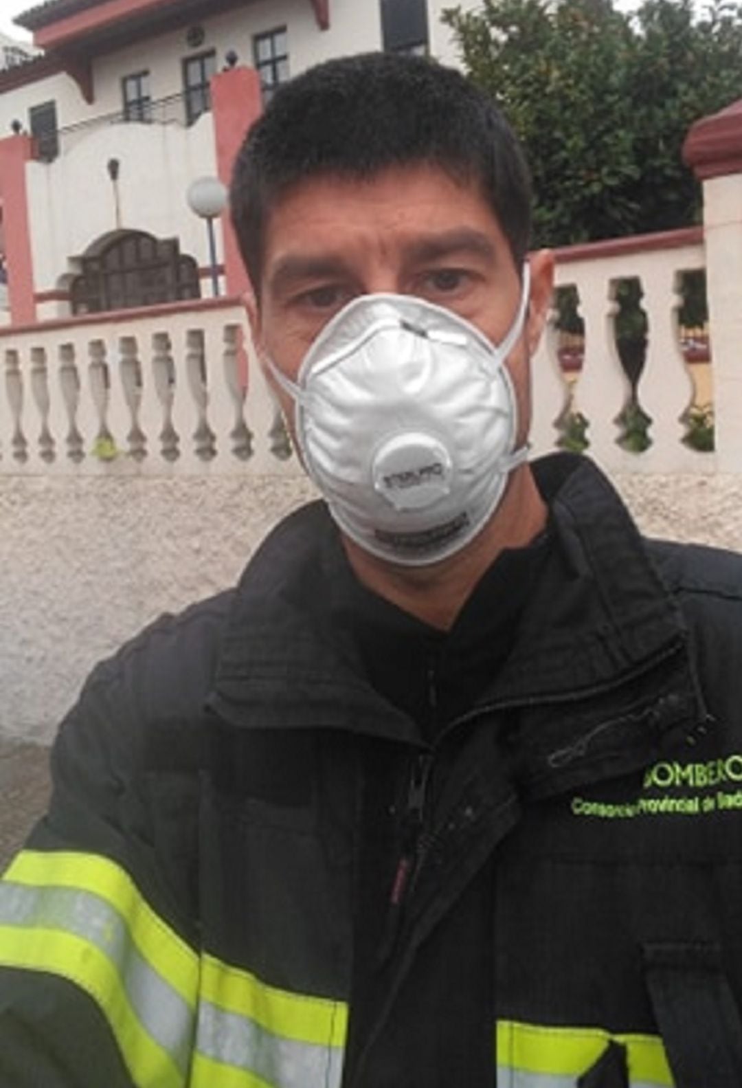 Leo Toro con su uniforme de trabajo como bombero