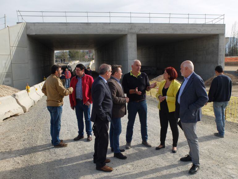 Representantes del PSOE y de las comunidades de regantes visitan en Pinos Puente las obras de la GR-43.