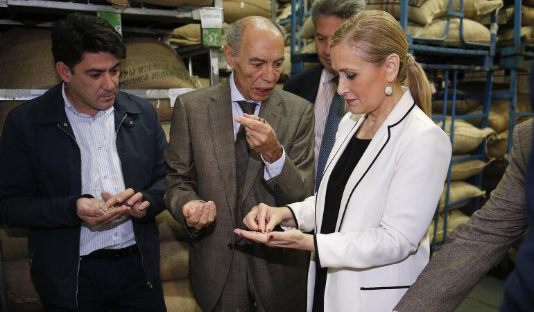 El alcalde de Alcorcón, David Pérez y la Presidenta de la Comunidad de Madrid, Cristina Cifuentes en Alcorcón