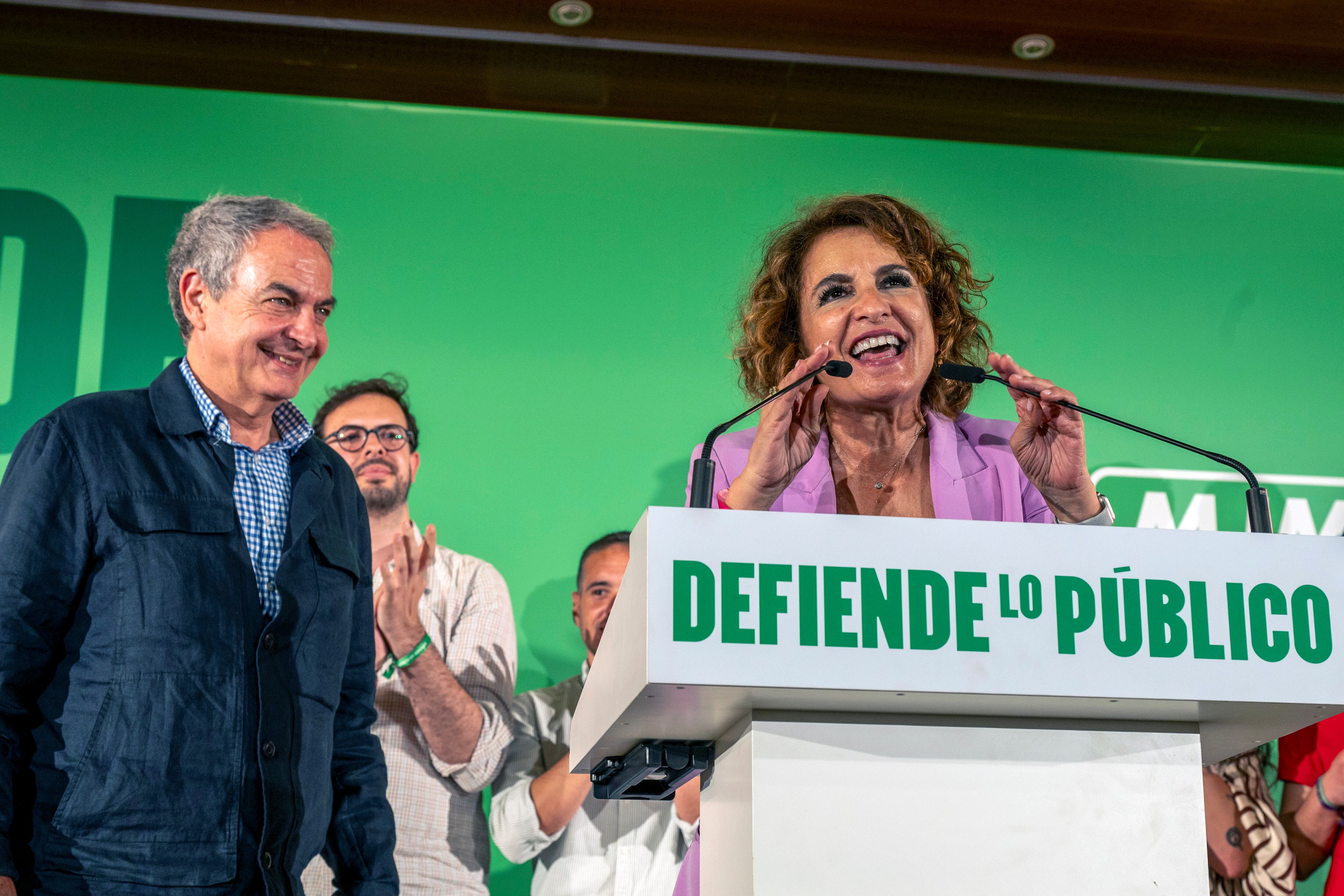 JAÉN, 23/04/2026.- El expresidente del Gobierno José Luis Rodríguez Zapatero y la candidata del PSOE a la Junta de Andalucía, María Jesús Montero, participan en un acto de partido, este jueves en el Palacio de Congresos de Jaén. EFE/José Manuel Pedrosa