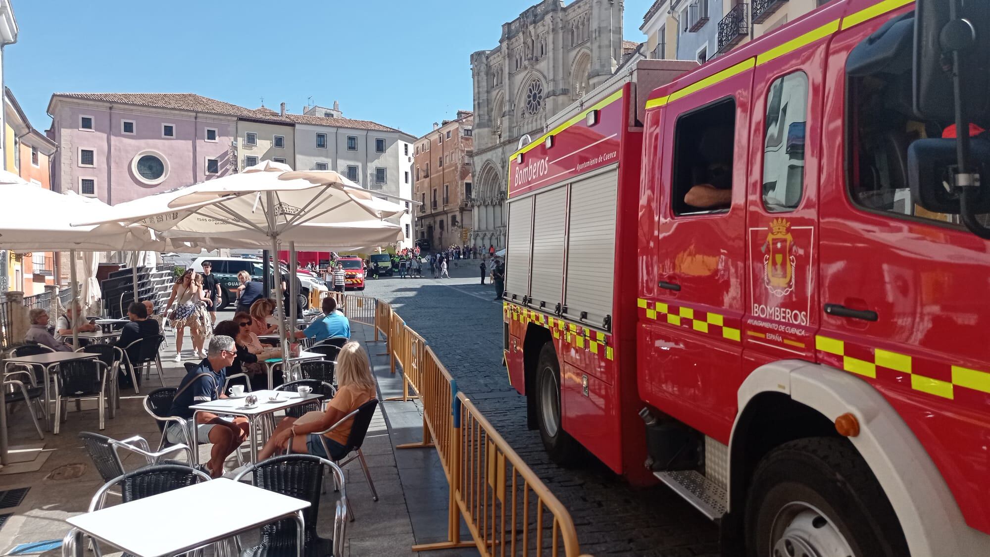 Los turistas han seguido desde las terrazas de la Plaza Mayor el desarrollo del simulacro