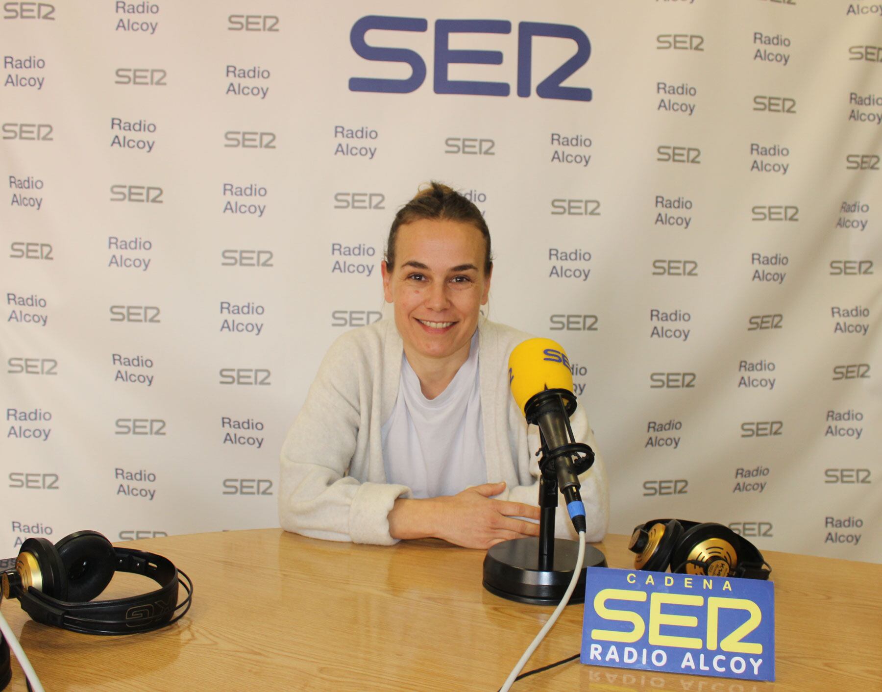 Jana Montllor, en l'estudi central de Radio Alcoy