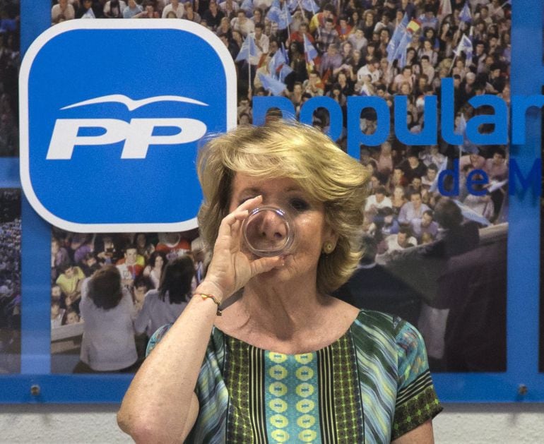 Ruling People&#039;s Party (PP) Madrid&#039;s local candidate, Esperanza Aguirre, drinks water at the end of her meeting with Madrid&#039;s elected councillors at party&#039;s headquarters in Madrid, Spain, May 26, 2015.  REUTERS/Sergio Perez 