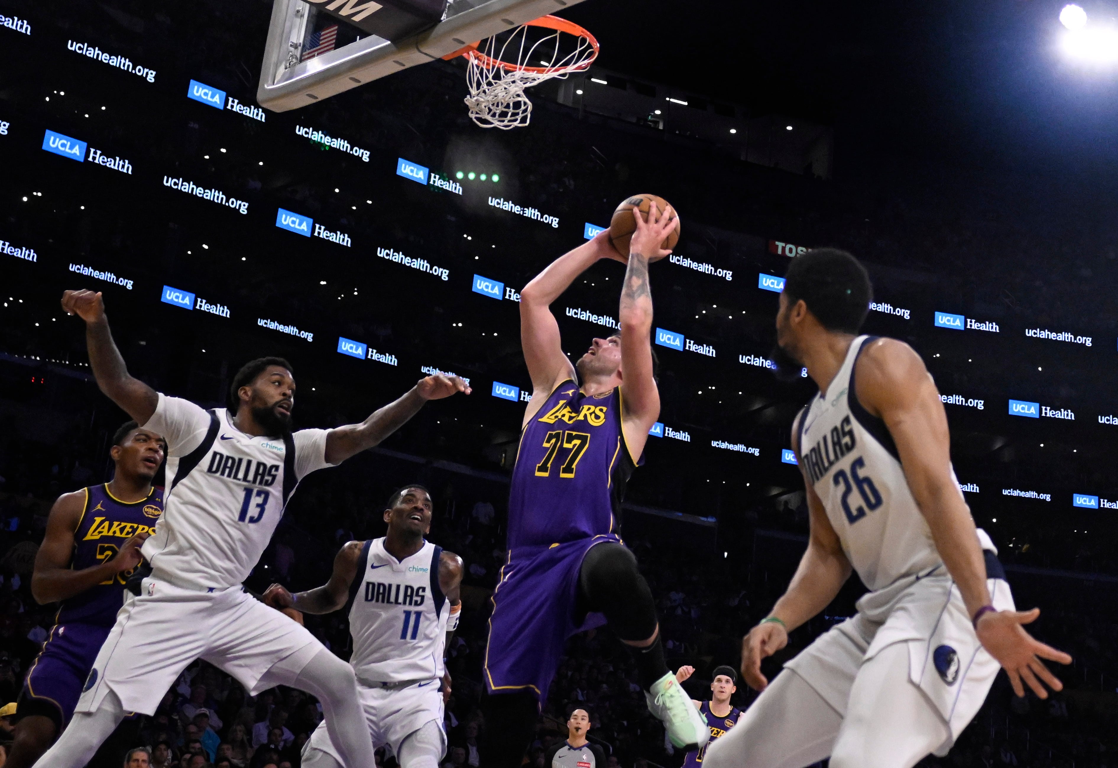 Luka Doncic anota una cantanasta ante sus excompañeros de Dallas Mavericks