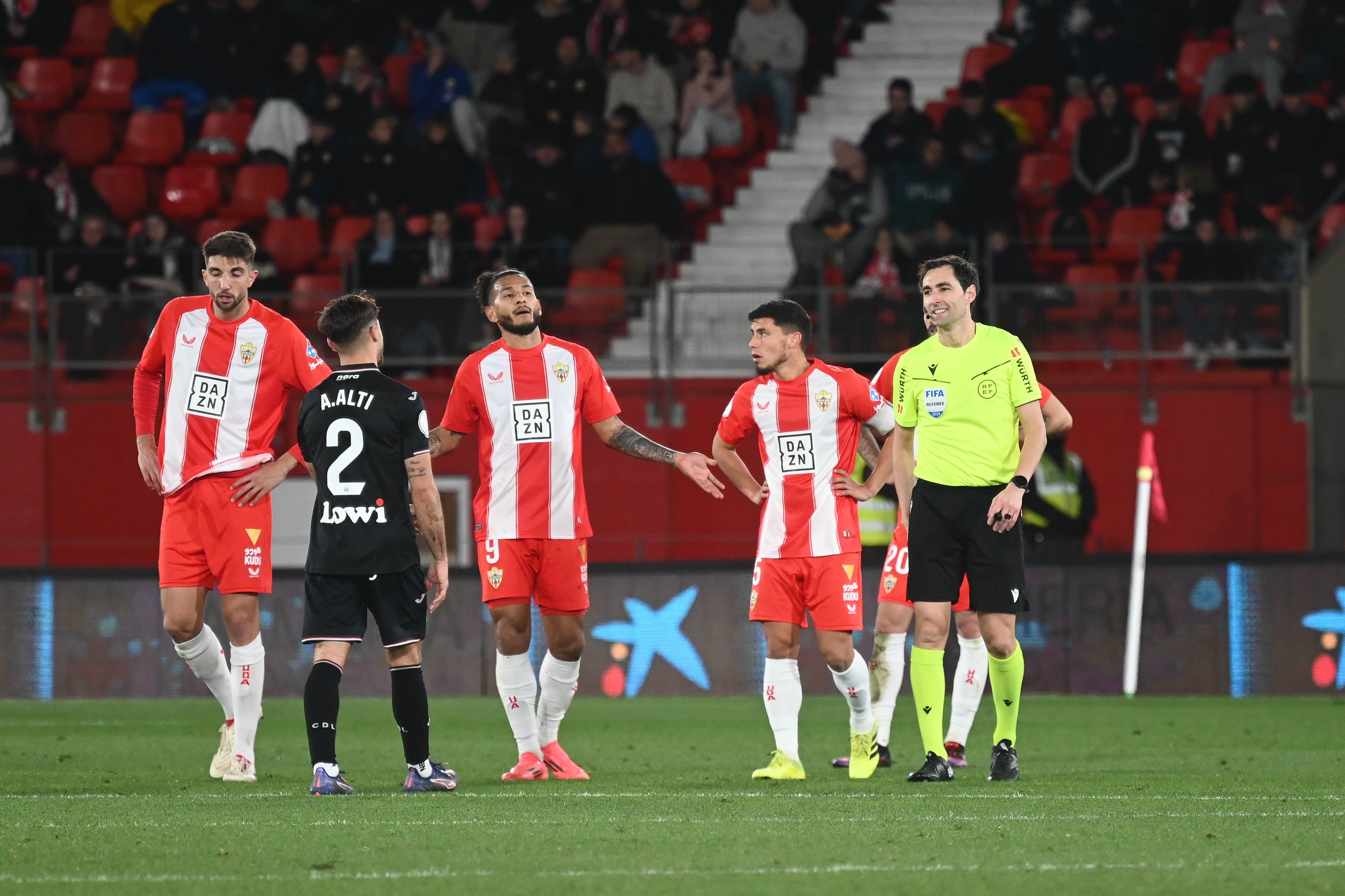 La desesperación de Luis Suárez, Édgar González y Lucas Robertone tras el tercero del Leganés, obra de Diego García.