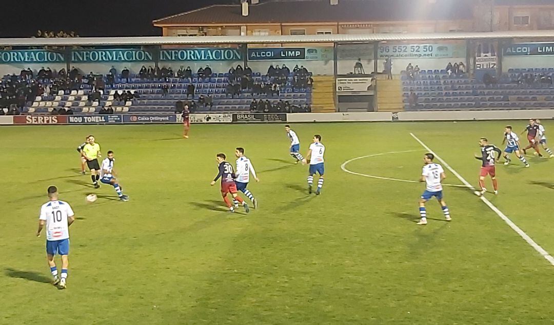Instante del choque entre el Alcoyano y el UE Costa Brava en el Campo Municipal de El Collao
