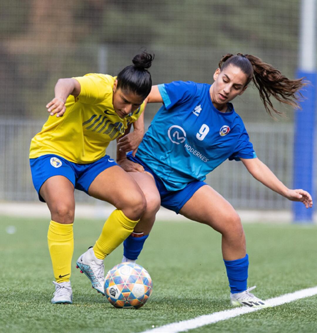 Èrica Gonçalves lluita una pilota amb una jugadora del Fontsanta-Fatjó B al partit d&#039;aquest diumenge al camp Francesc Vila.