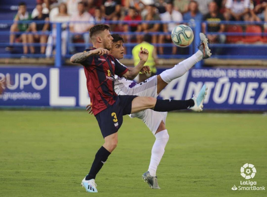 El numantino Moha, en pugna con Diego Caballo, lateral del Extremadura.