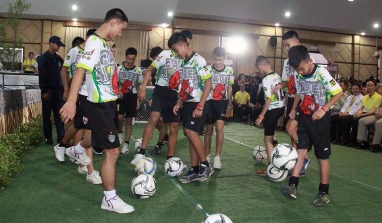 Los doce niños y su entrenador rescatados del interior de una cueva en el norte de Tailandia muestran sus habilidades futbolísticas durante su primera aparición pública junto a psicólogos infantiles, después de que abandonaran el hospital de Chiangrai Prachanukroh, en la provincia de Chiang Rai, Tailandia.