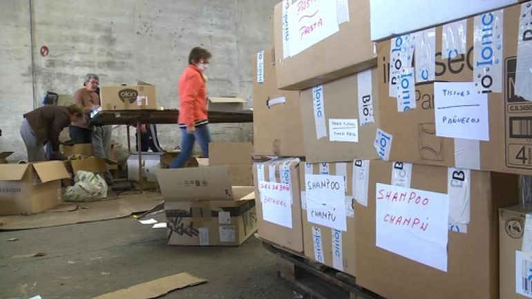 Los voluntarios de A Nosa Xente, organizando las últimas cajas de medicamentos, ropa y alimentos