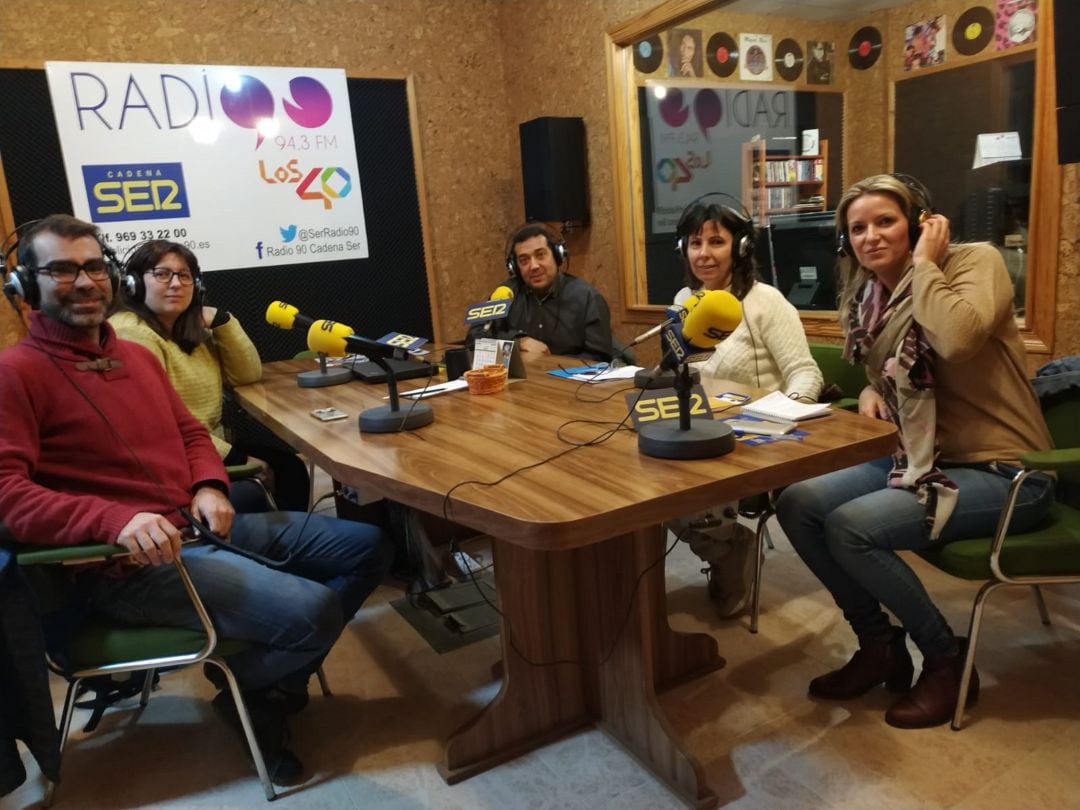 Profesores del IES Jorge Manrique de Motilla han estado en los estudios de Radio 90.