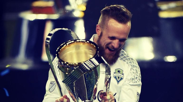 Stefan Frei, el MVP, posa con el trofeo de campeón de la MLS