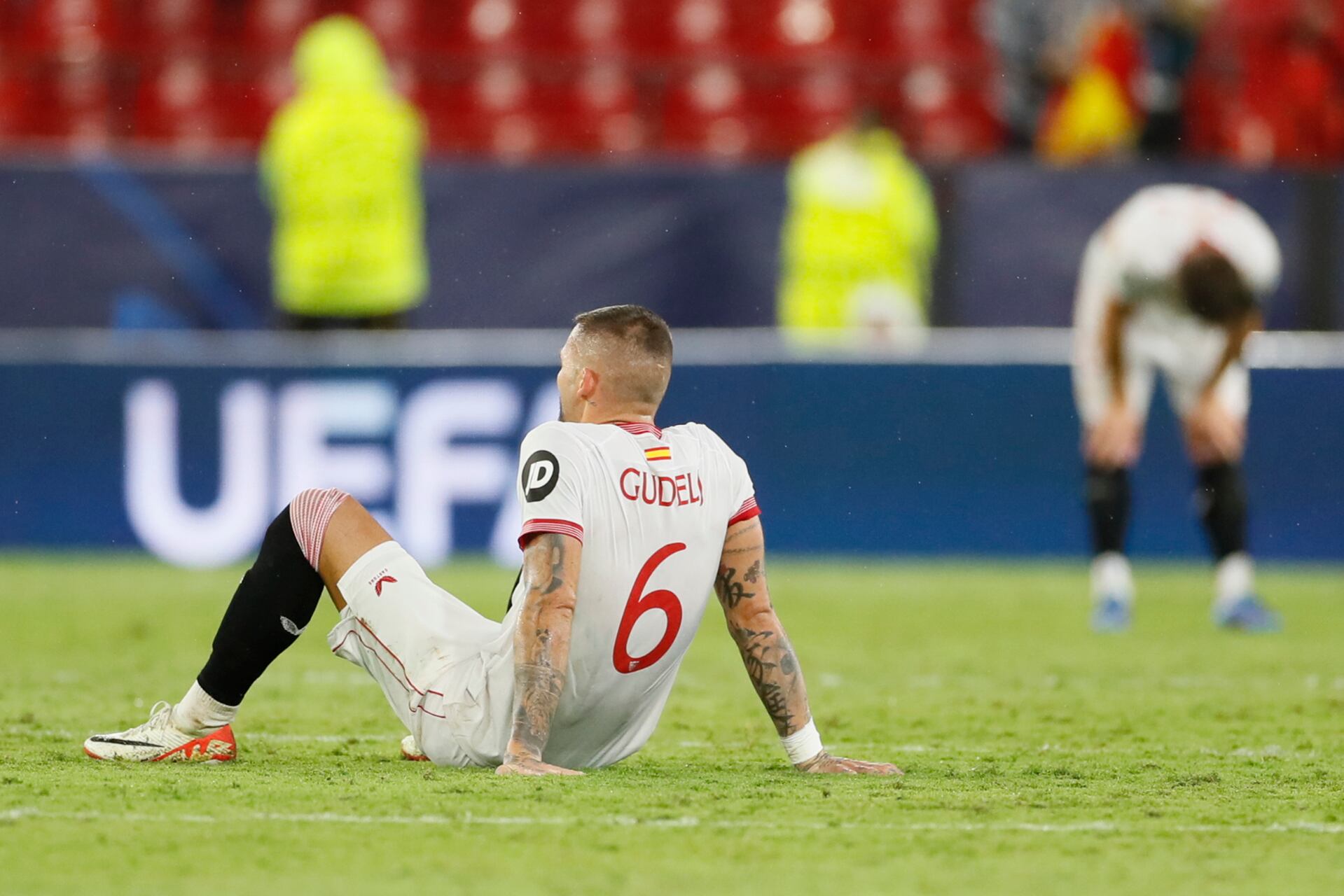 SEVILLA, 24/10/2023.- El defensa sergio del Sevilla FC Nemanja Gudelj se lamenta tras el partido de la tercera jornada de la Liga de Campeones que Sevilla FC y Arsenal FC disputaron este martes en el estadio Ramón Sánchez-Pizjuán. EFE/José Manuel Vidal
