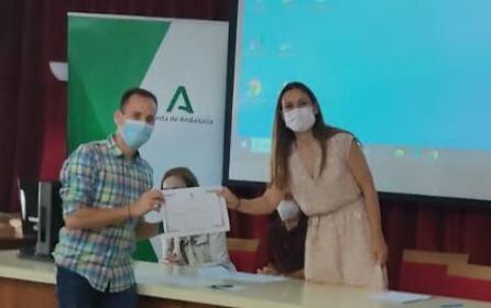 Lara entrega el diploma a unos de los alumnos de 2º