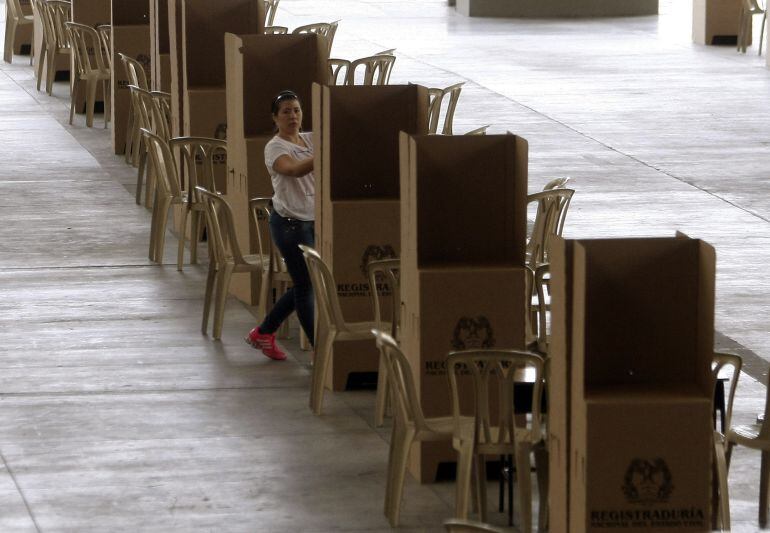 MED710. MEDELLÍN (COLOMBIA) Una mujer prepara un puesto de votación para el plebiscito 