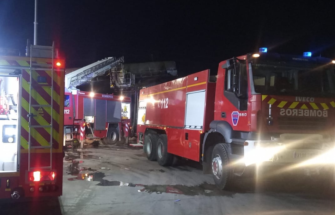 Camiones de bomberos trabajan en el incendio de Ulea