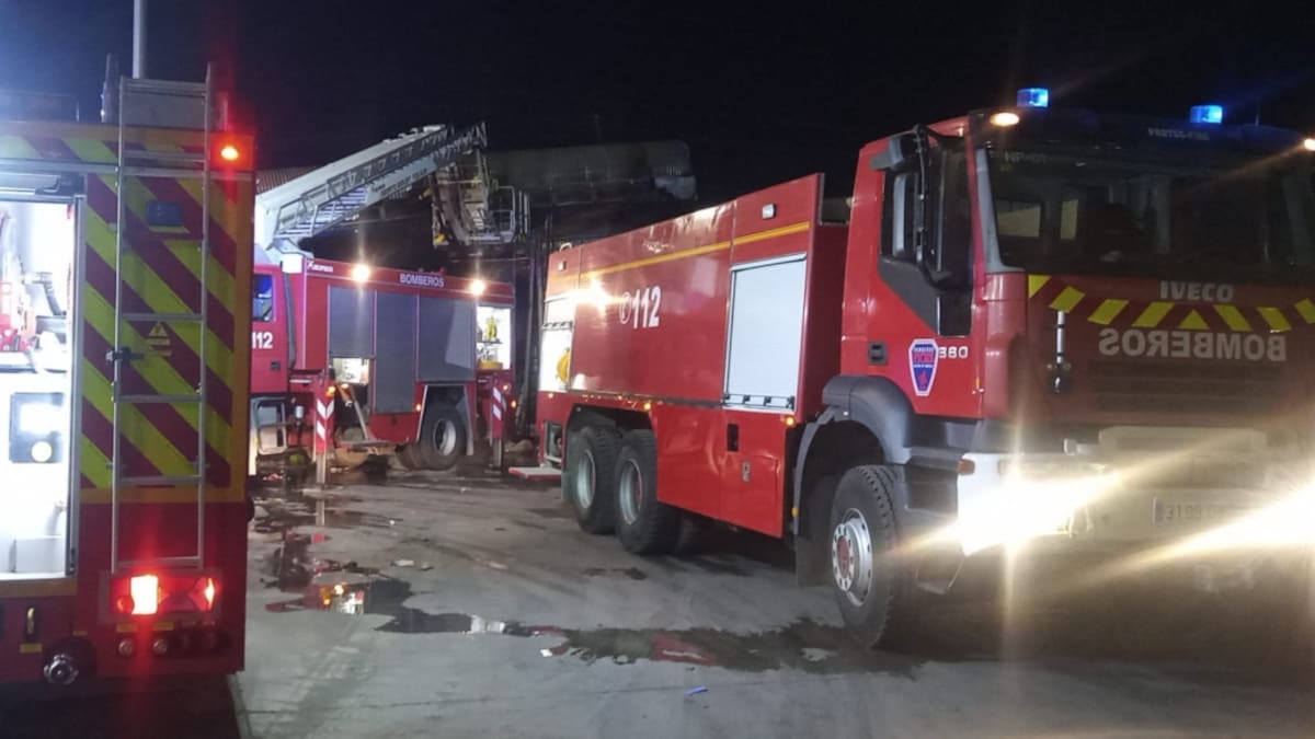 Extinguen el incendio declarado en una planta de residuos de Ulea sin causar heridos