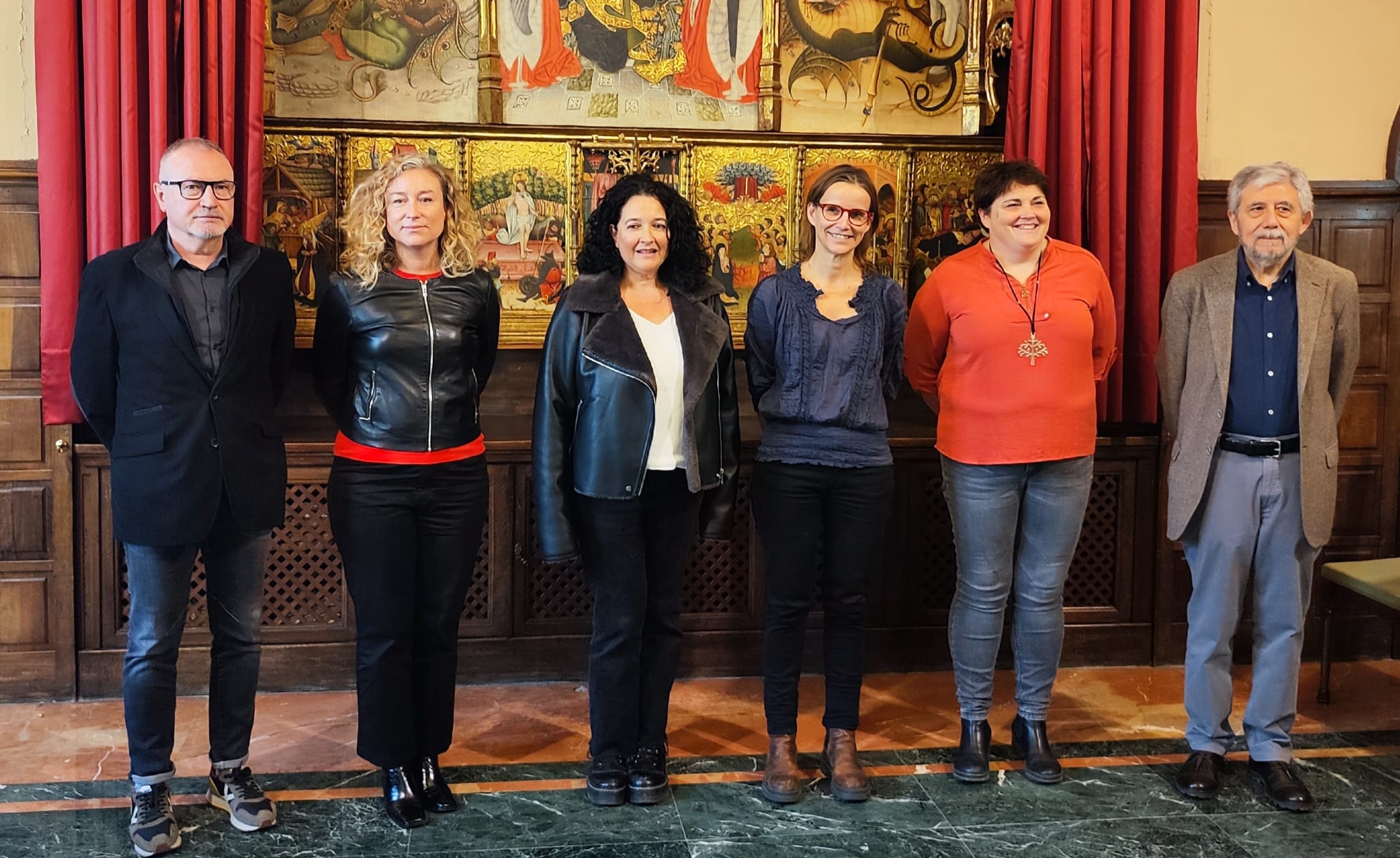 A la part central de la foto, Helena Guasch i Sandra Blanch, guanyadores dels premis literaris Lleida 2023 acompanyades per Estefania Rufach i Pilar Bosch i pels secretaris dels jurats, Jaume Barrull i Pere Pena.