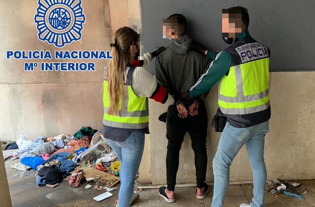 El detenido siendo esposado por la Policía.