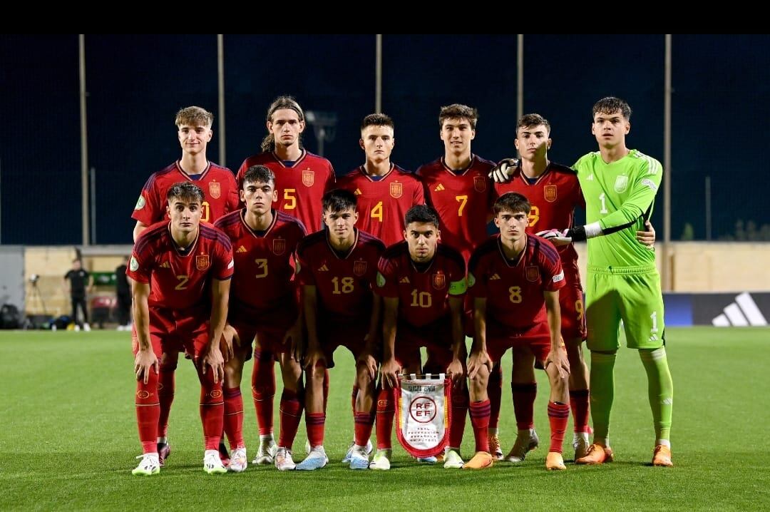 El once de la Selección Española Sub-19 con el portero almeriense.