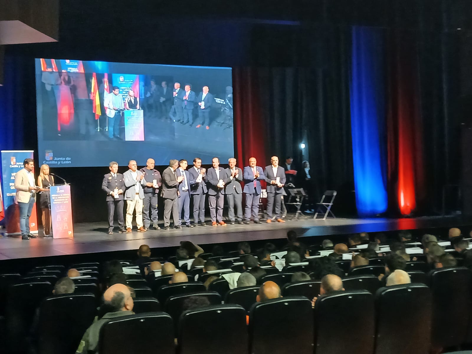 Eduardo Polo, jefe del Servicio de Prevención, Extinción de Incendios y Salvamento (S.P.E.I.S.) de la Diputación ha recogido la medalla