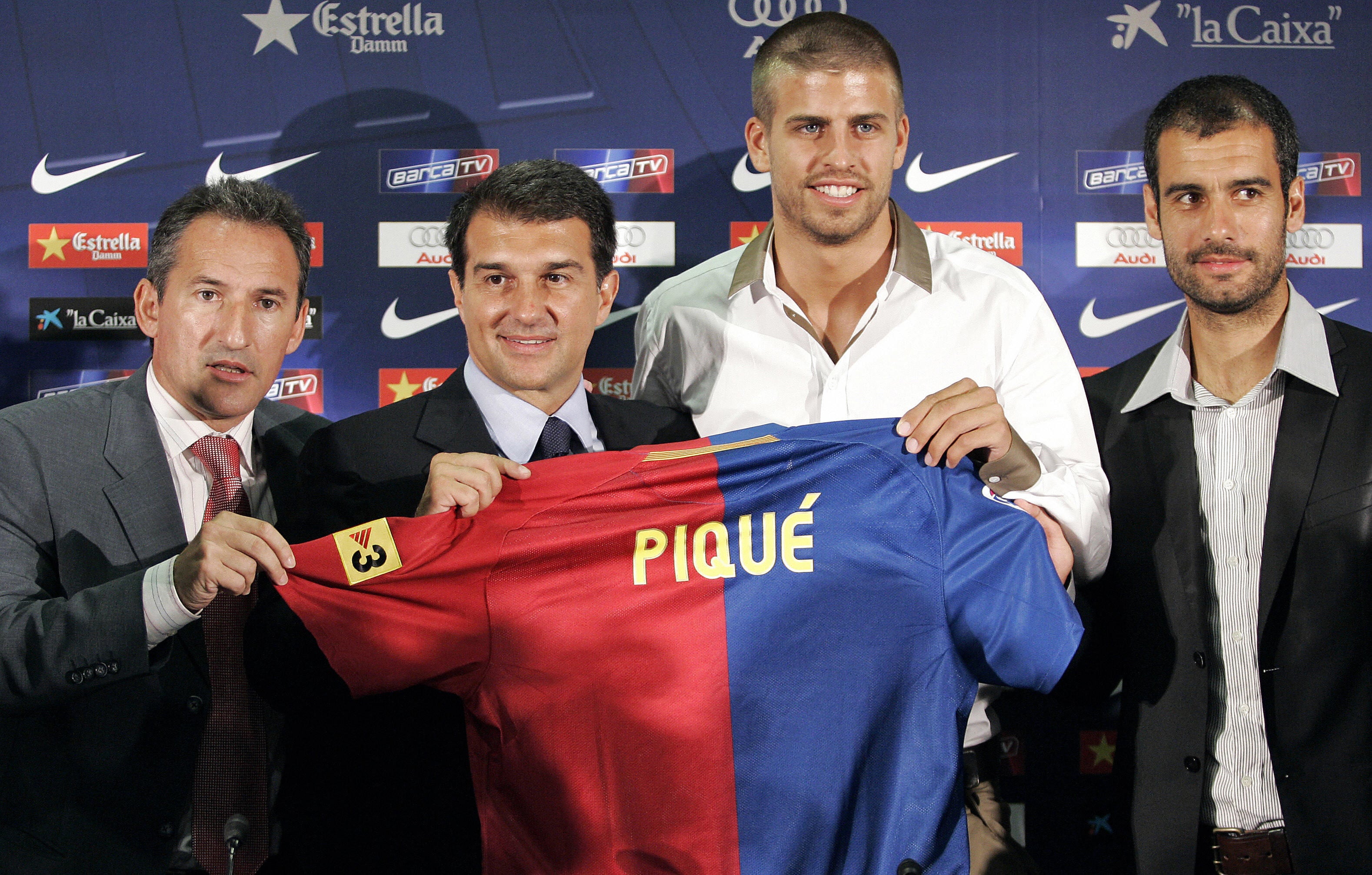 Piqué, acompañado de Txiki Begiristain, Joan Laporta, y Pep Guardiola, en su presentación como jugador del Barça, en 2008.