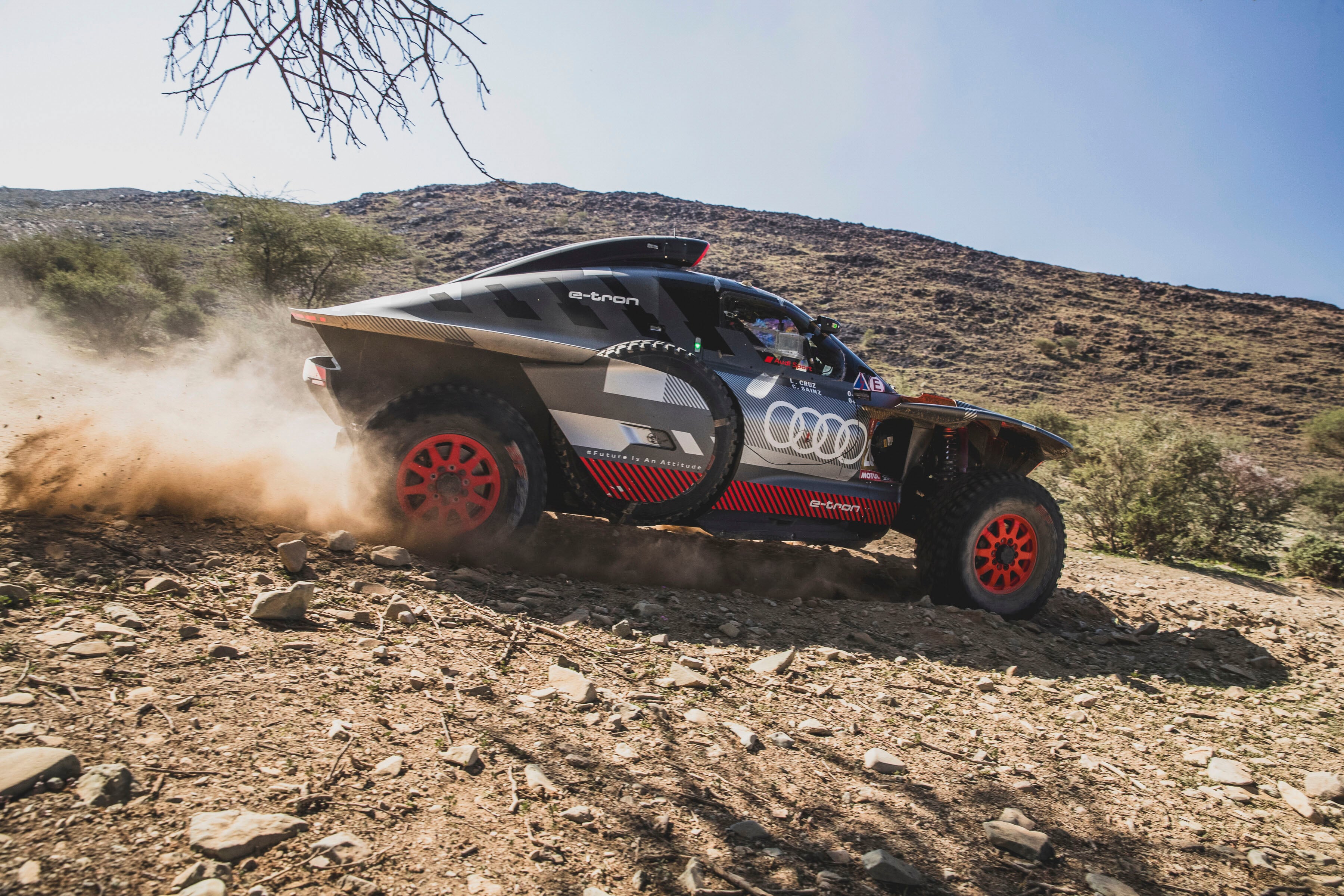 Los españoles Carlos Sainz y Cruz Lucas del equipo Audi Sport compiten en una etapa del Rally Dakar