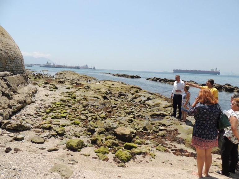 El alcalde de San Roque, Juan Carlos Ruiz Boix, en la playa de Guadarranque con vecinos de la zona.