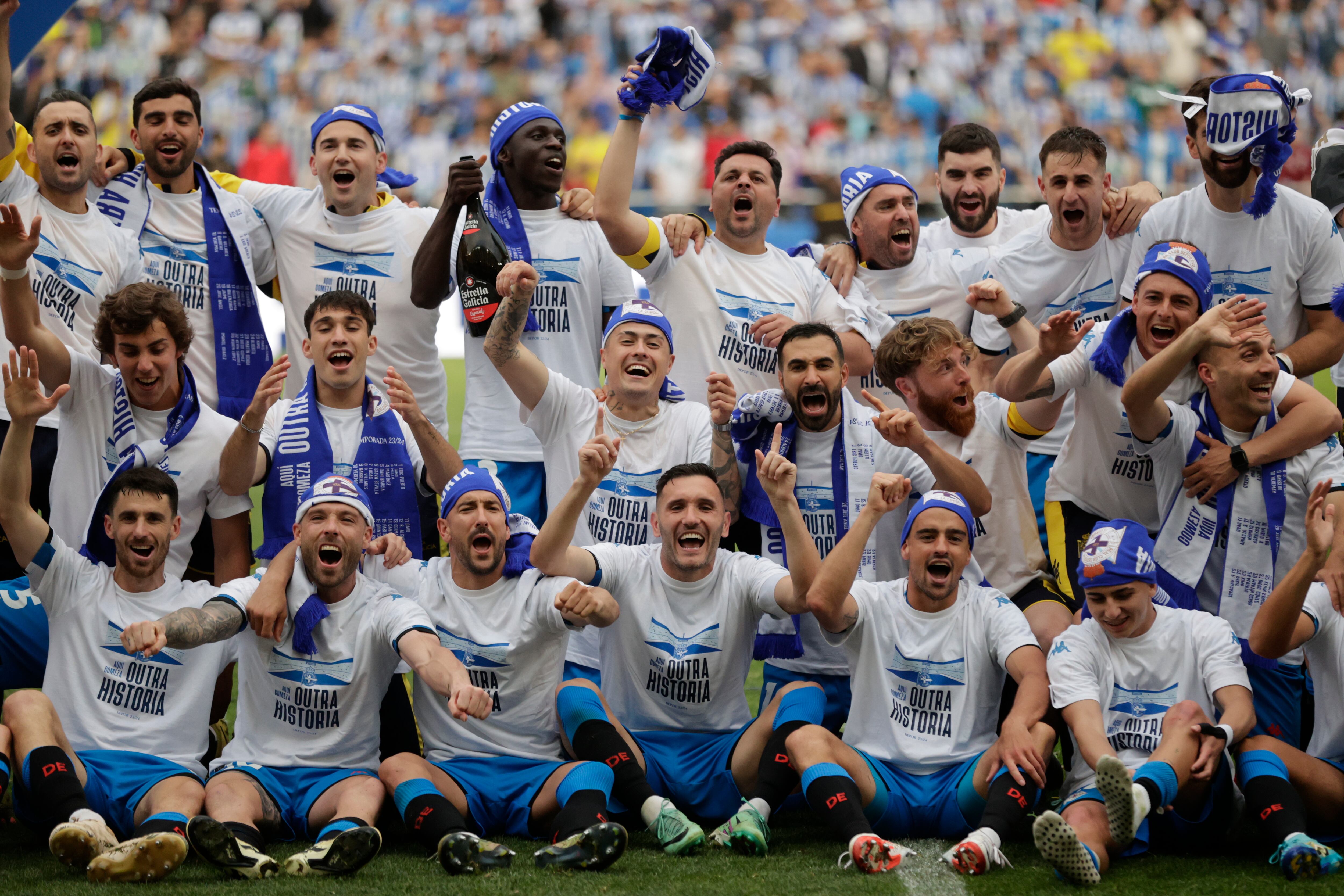A CORUÑA, 12/05/24.- Los jugadores del Deportivo celebran el ascenso a Segunda División tras vencer al Barça Atlètic este domingo en el estadio de Riazor de A Coruña. EFE/Cabalar