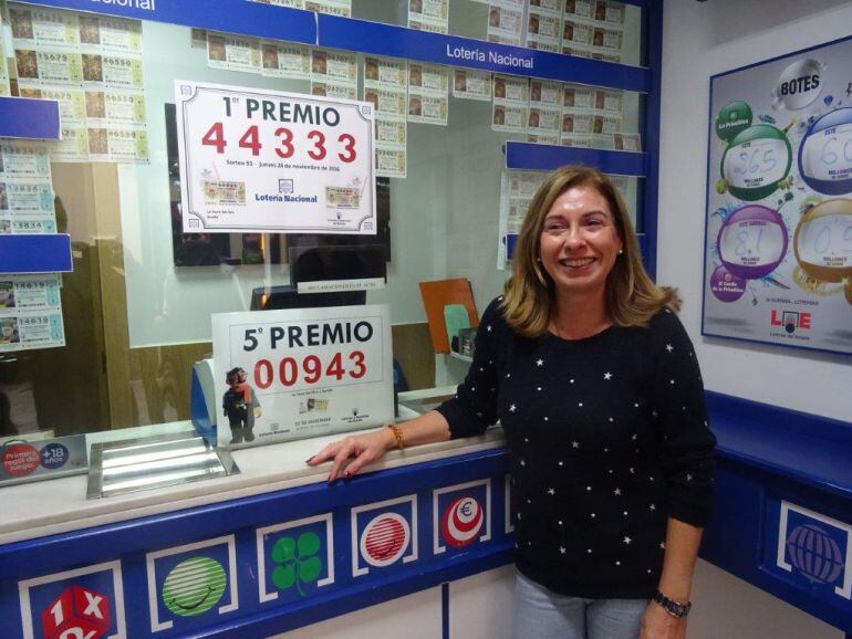 Ana María Aguilar, propietaria de la administración de Lotería de la calle San Eloy, feliz con los premios repartidos