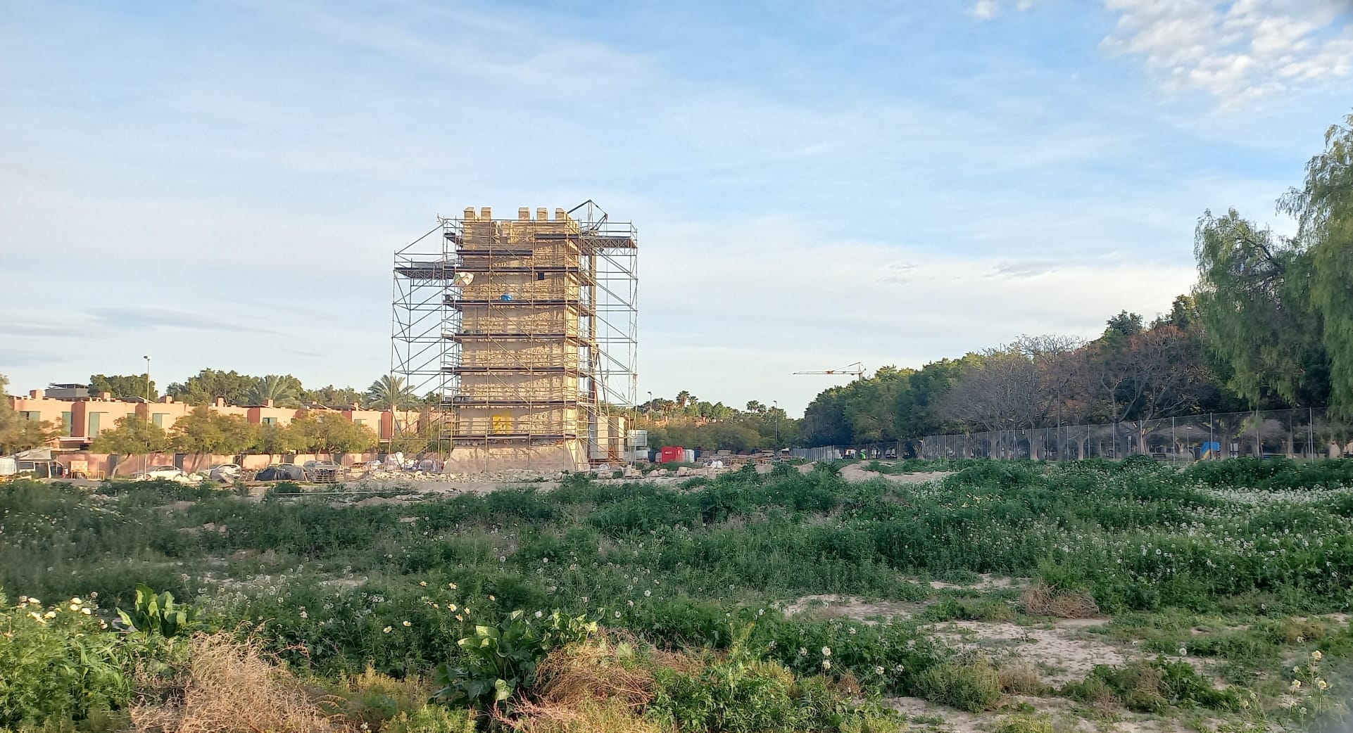 Parcela donde se ultima el remontaje de Torre Placia (Alicante) tras su traslado