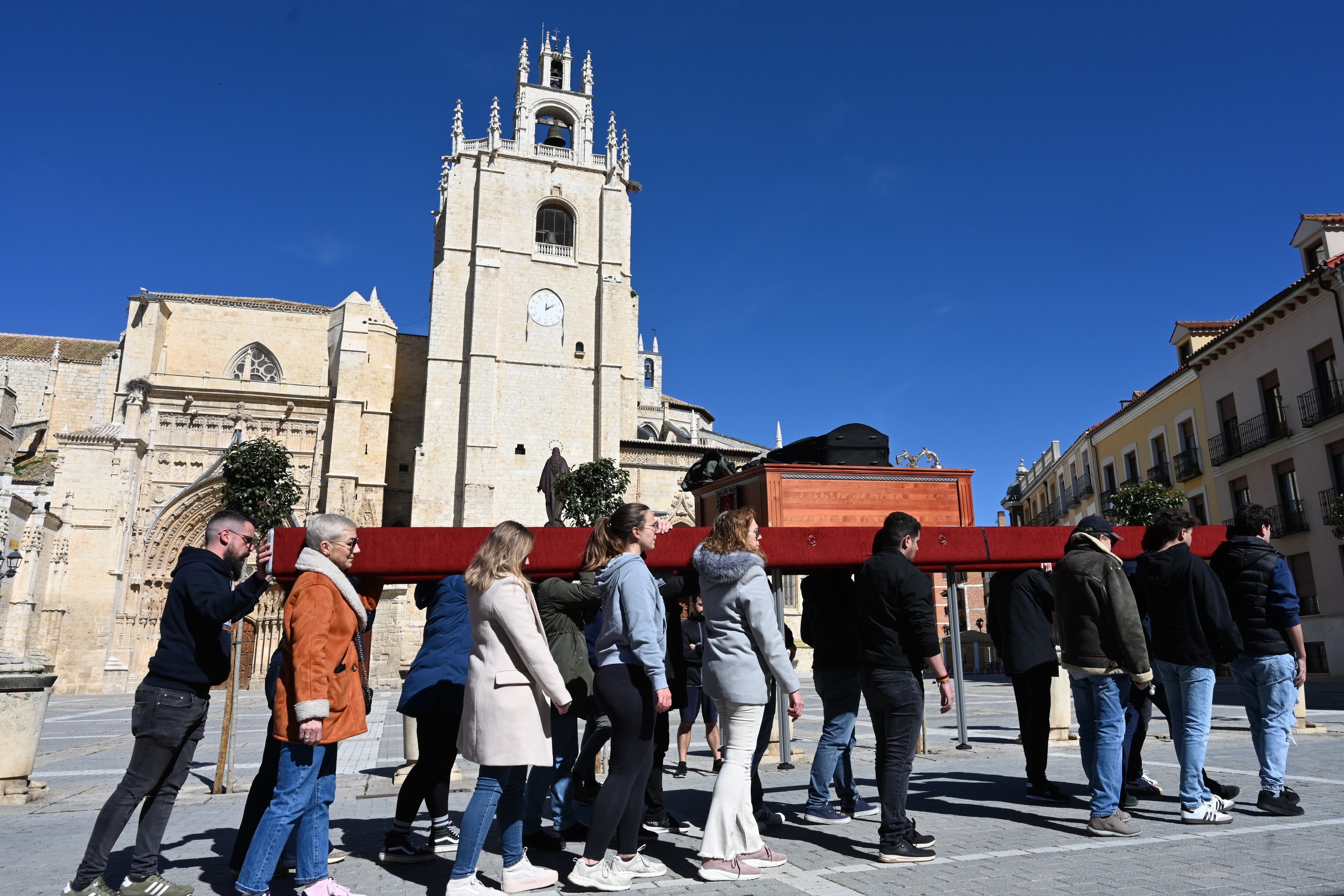 PALENCIA, 10/04/2025.- Ensayo ante la catedral de Palencia este jueves de la banda y la tanda de carga de la Hermandad de la Misericordia, donde las mujeres van ocupando lugares tradicionalmente reservados para los hombres dentro de las cofradías. Hasta hace no tanto, la imagen de una mujer cargando un paso o tocando en una banda de Semana Santa era poco habitual. Hoy cada vez son más las que se proponen cargar con la tradición en el sentido más literal. Lo cuentan en una entrevista con EFE las mujeres de la tanda de la hermandad de la misericordia de Palencia.-EFE/ Almudena Álvarez

