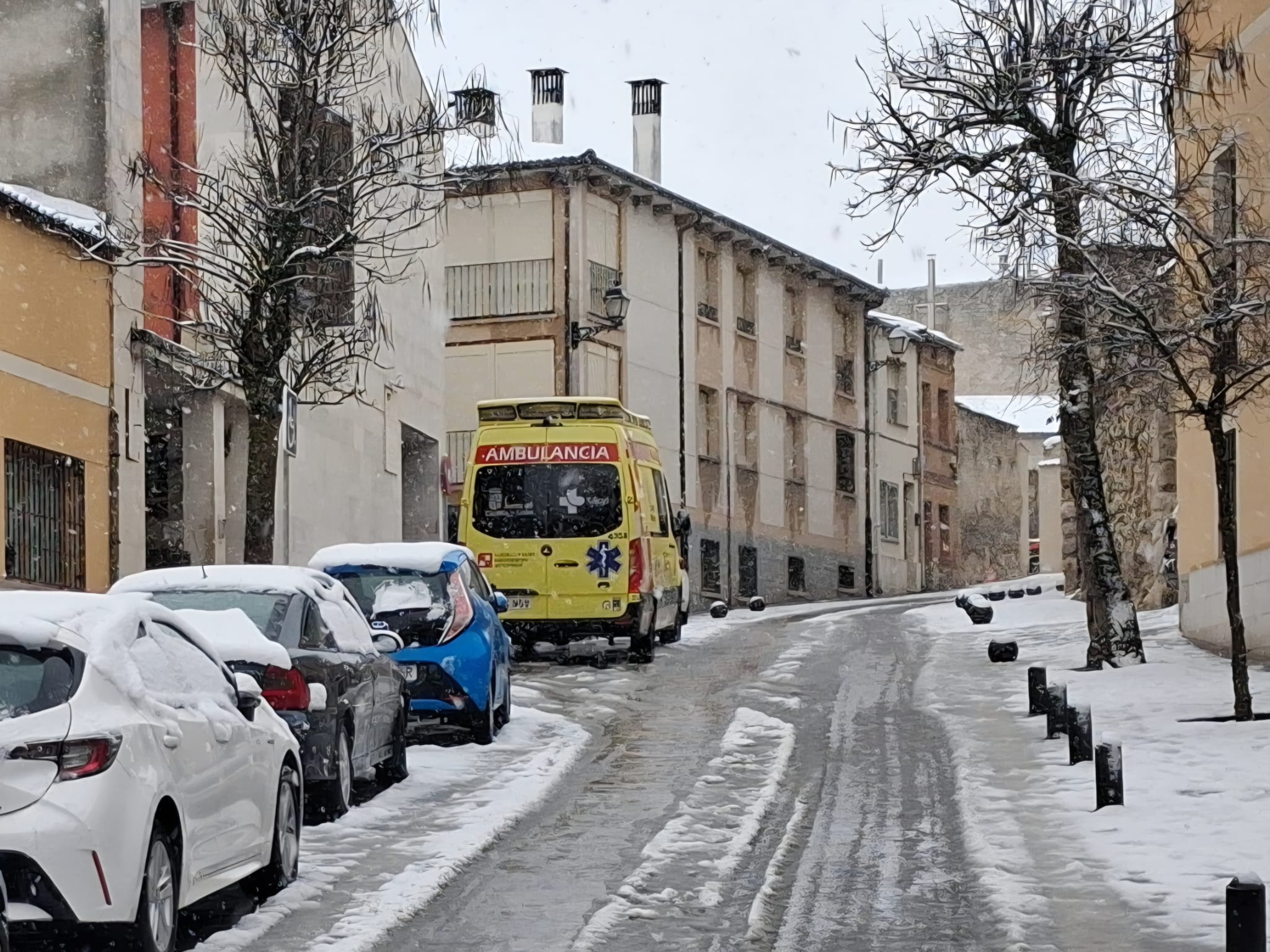 Acceso al centro de salud de Cuéllar a las 11.30 horas