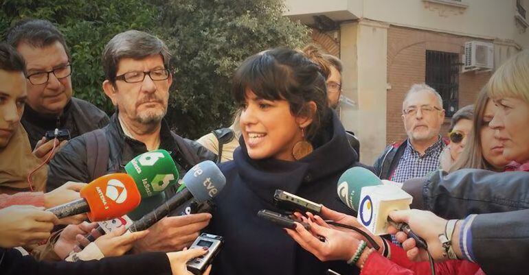 La líder de Podemos en Andalucía, Teresa Rodríguez, atiende a los medios durante su estancia en Jaén.