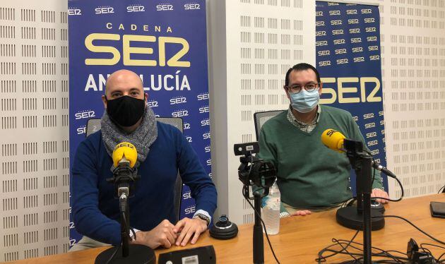 Jesús Romero, a la izquierda, y Enrique Guevara, en el estudio de Cruz de Guía